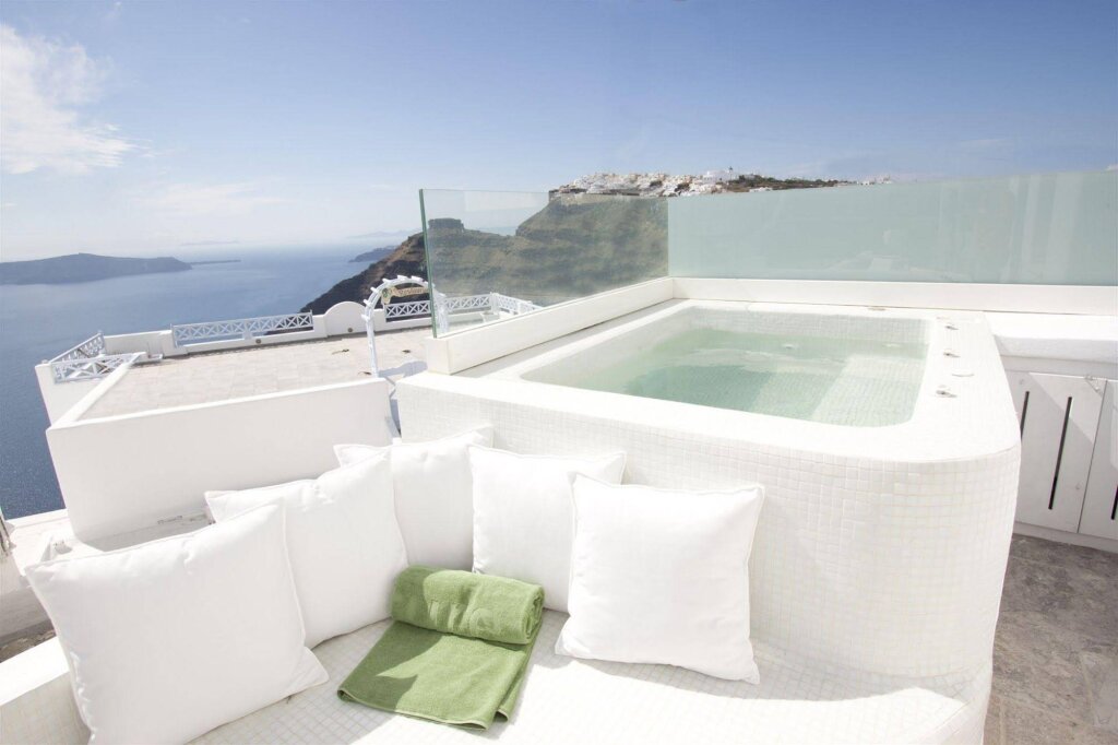 Island suites. Отель на Санторини с джакузи и видом. Allure Santorini. Allure Lux кровать.