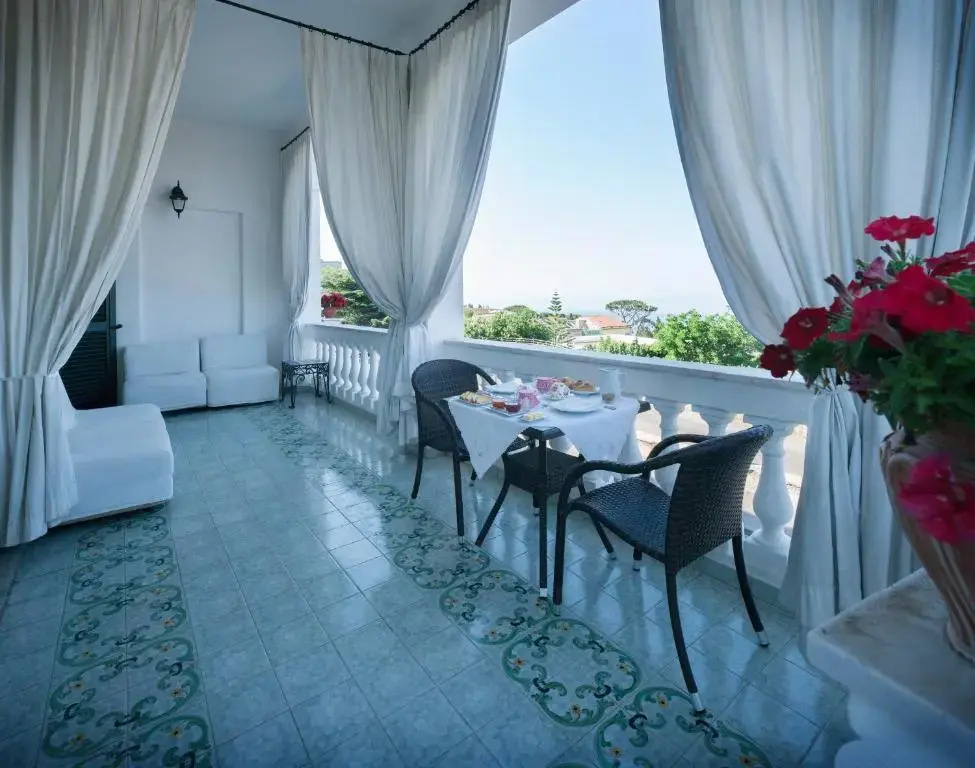 Deluxe Double room with balcony and with sea view (full double bed)