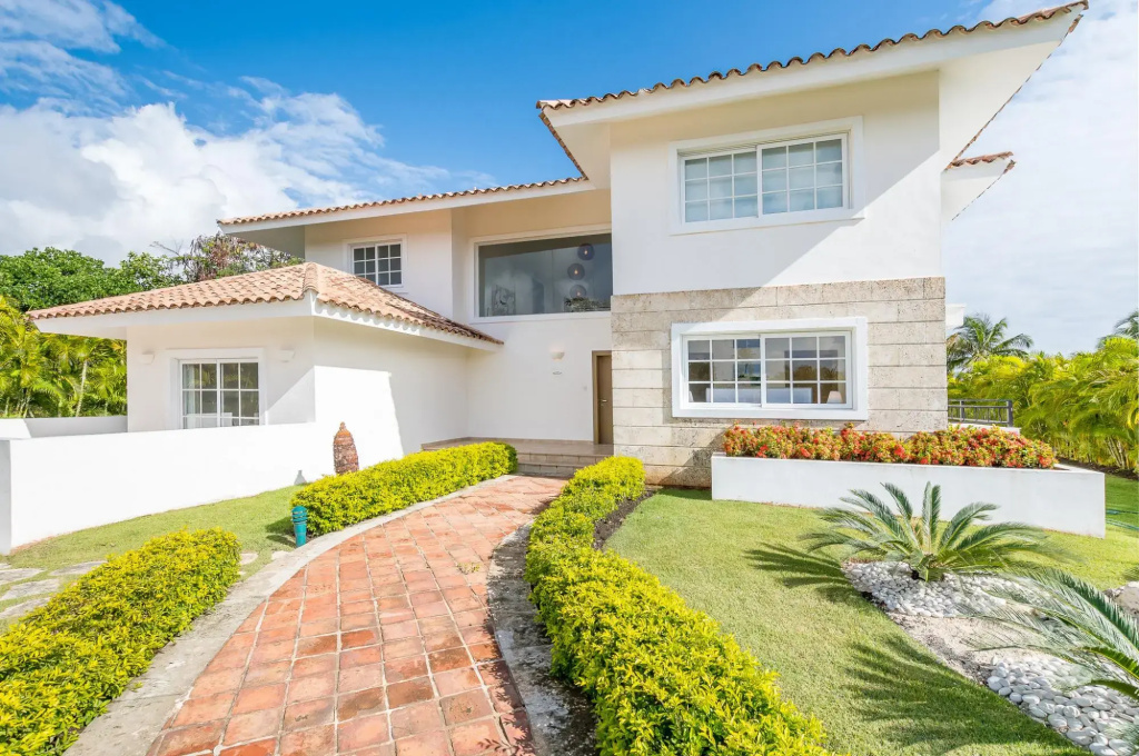 Beautiful 5-BDR 2 levels villa for rent in Punta Cana - golf front with pool, jacuzzi & maid