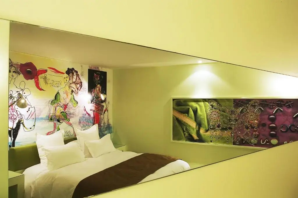 Hôtel du Petit Moulin, Haute Couture hotel by Lacroix 78