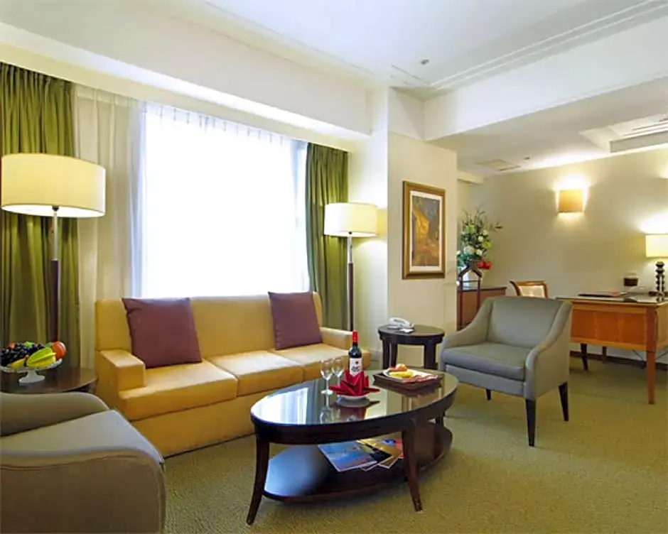Deluxe Double Suite full double bed