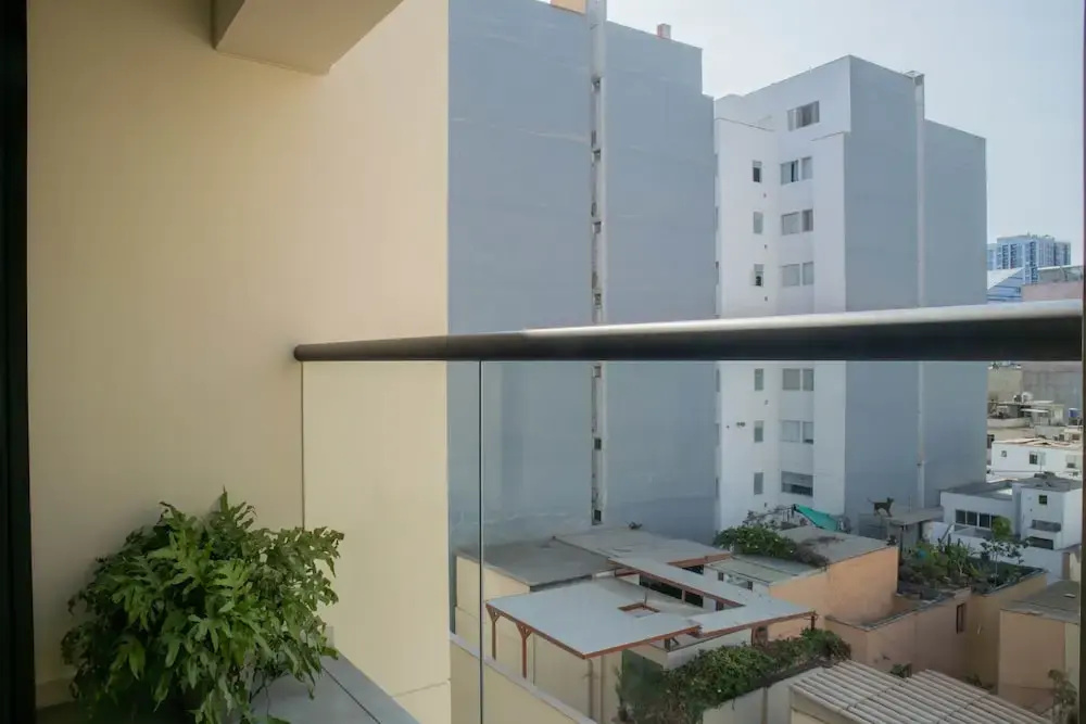 w Striking 1BR w Perfect Balcony Near Kennedy Park