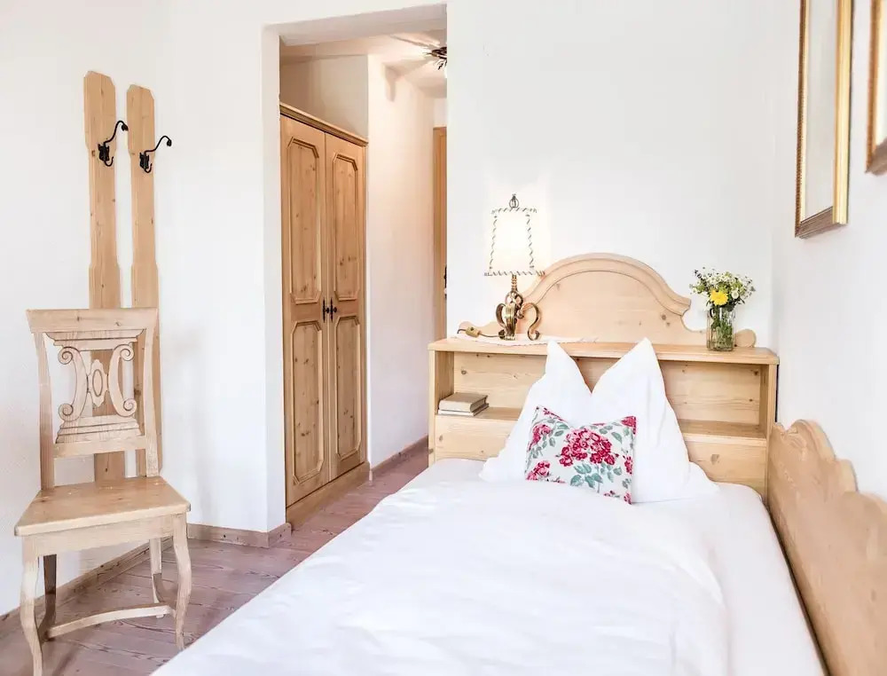 標準三人房，設有陽台及單人床