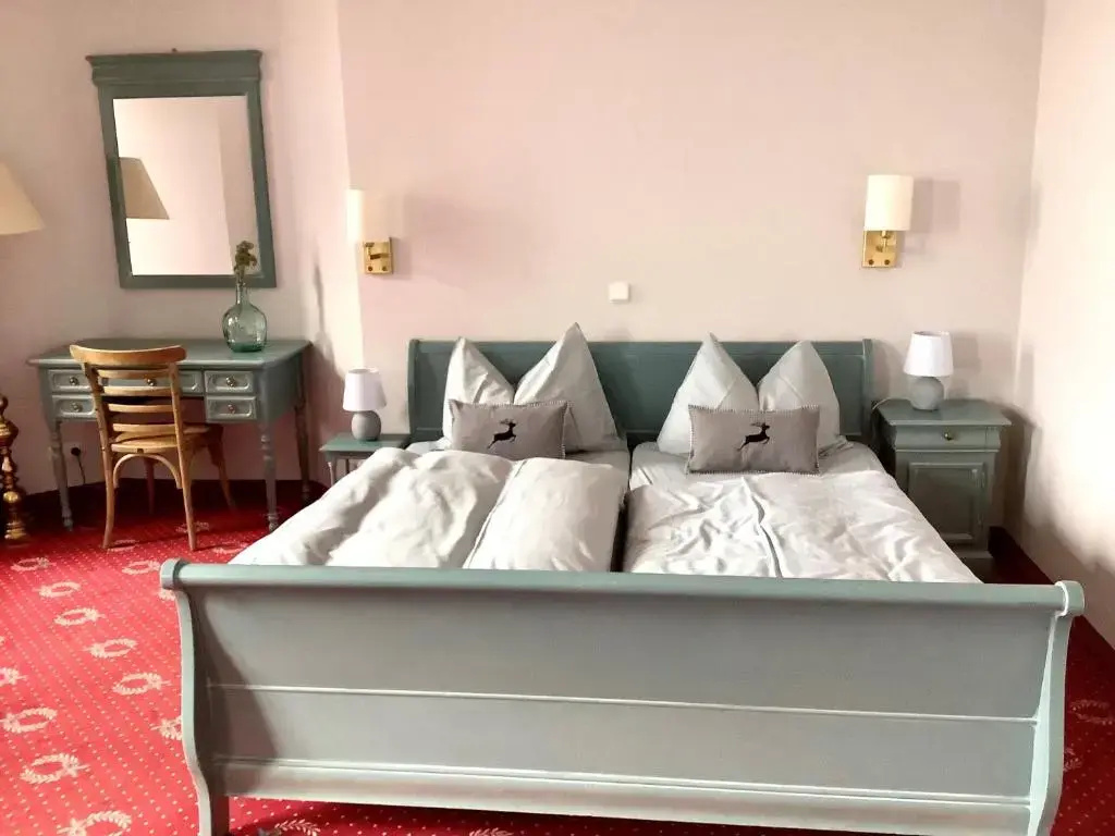 Standard Double room with lake view (full double bed)