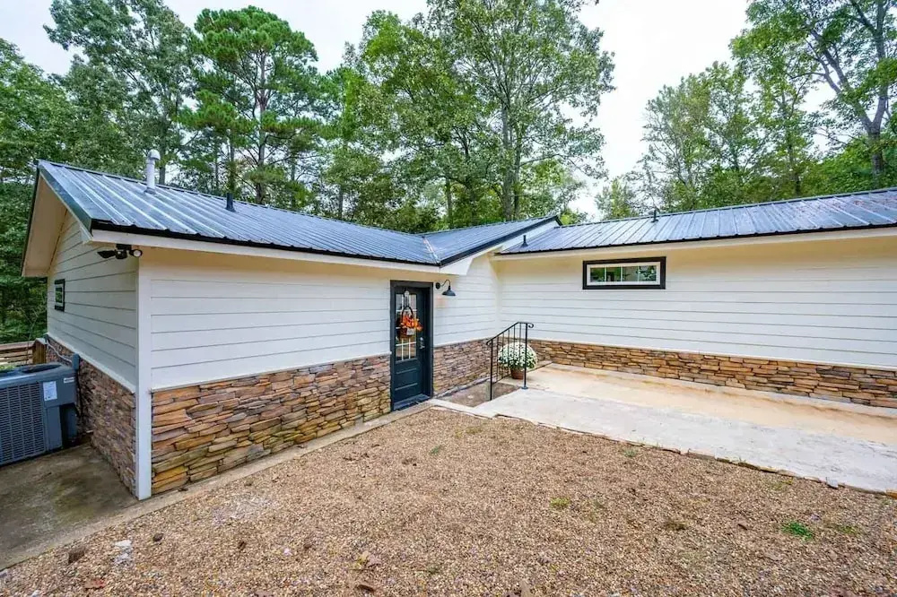 Sugar Hill Newly Remodeled includes Fully Supplied Kitchen and Hot Tub by RedAwning