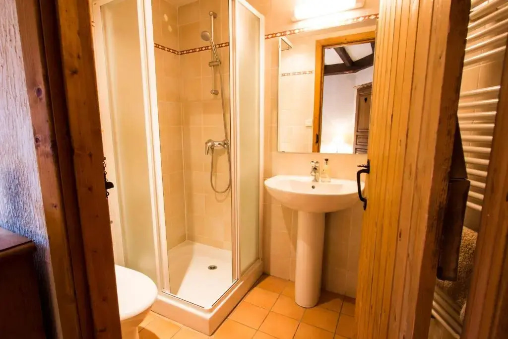 豪華雙人房，設有露台及大床