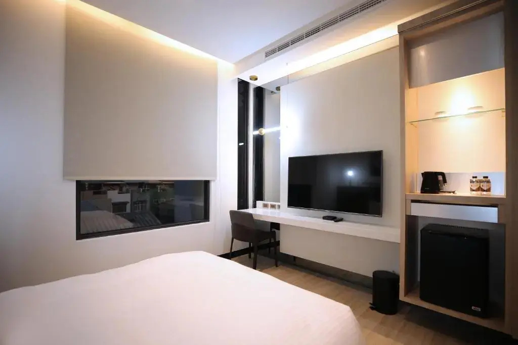 Deluxe Double room (full double bed)