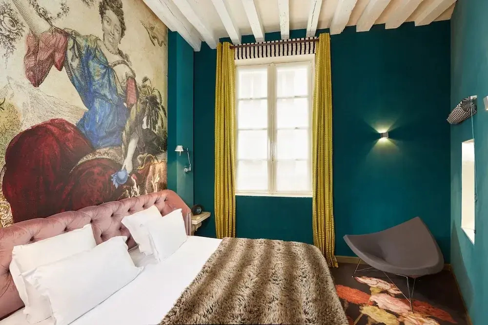 Hôtel du Petit Moulin, Haute Couture hotel by Lacroix 54