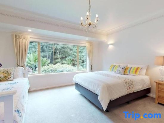 Serene Whangarei lifestyle luxurious modern home with trees and Garden Views