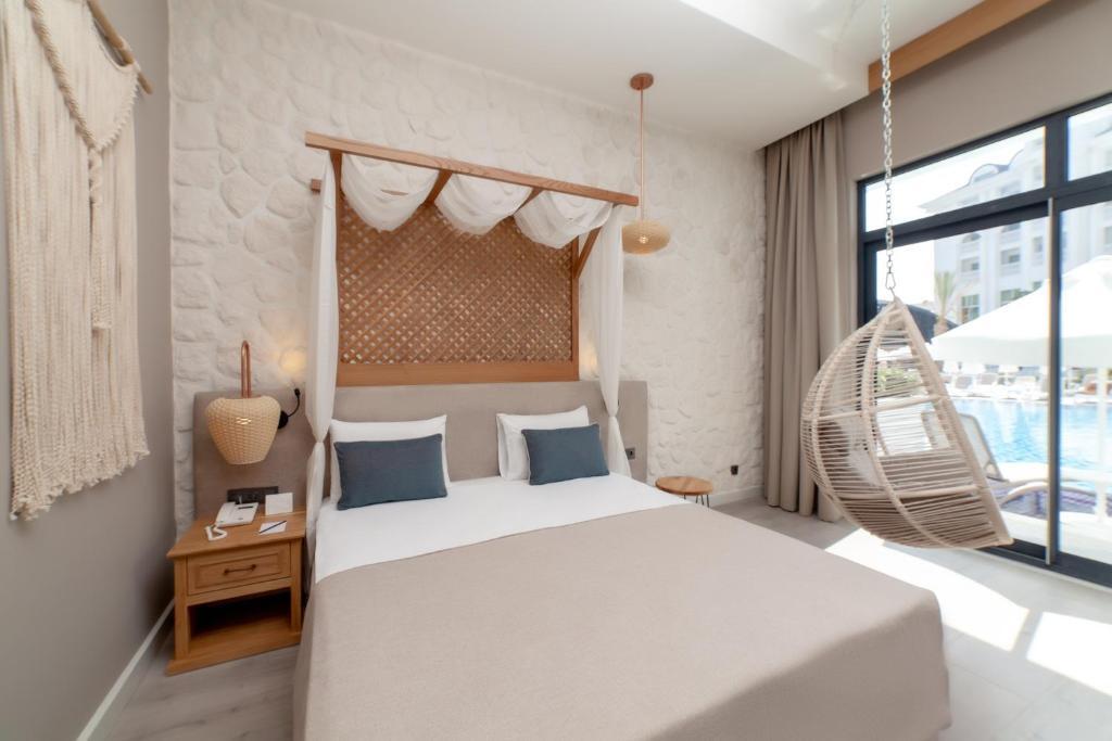 Двухместный номер Standard с видом на бассейн двуспальная кровать в Side Royal Style Hotel
