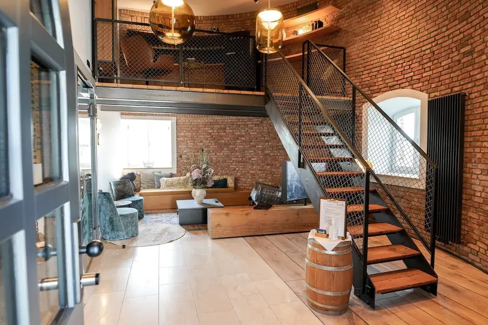 Lobby & Reception