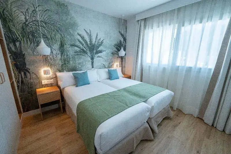 2 Bedrooms Apartment with garden view