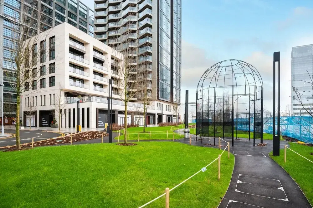 Stylish Studio Apartment With River Views in Londons Bustling Docklands