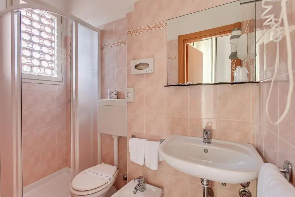 Standard Quadruple room with partial sea view