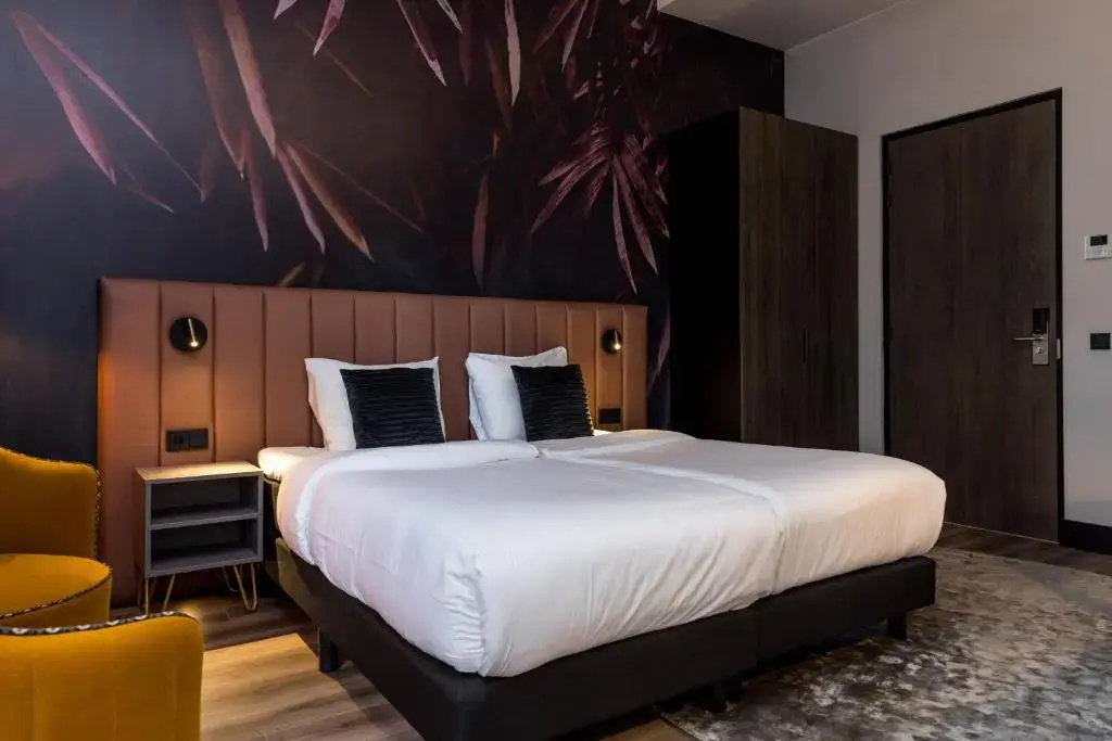 Classic Double room with city view (full double bed)