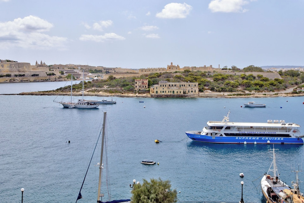 Central Sunny Apartment + Views of Valletta City