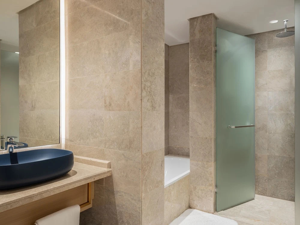 Одноместный люкс Superior с видом на воду в Maani Muscat Hotel & Suites