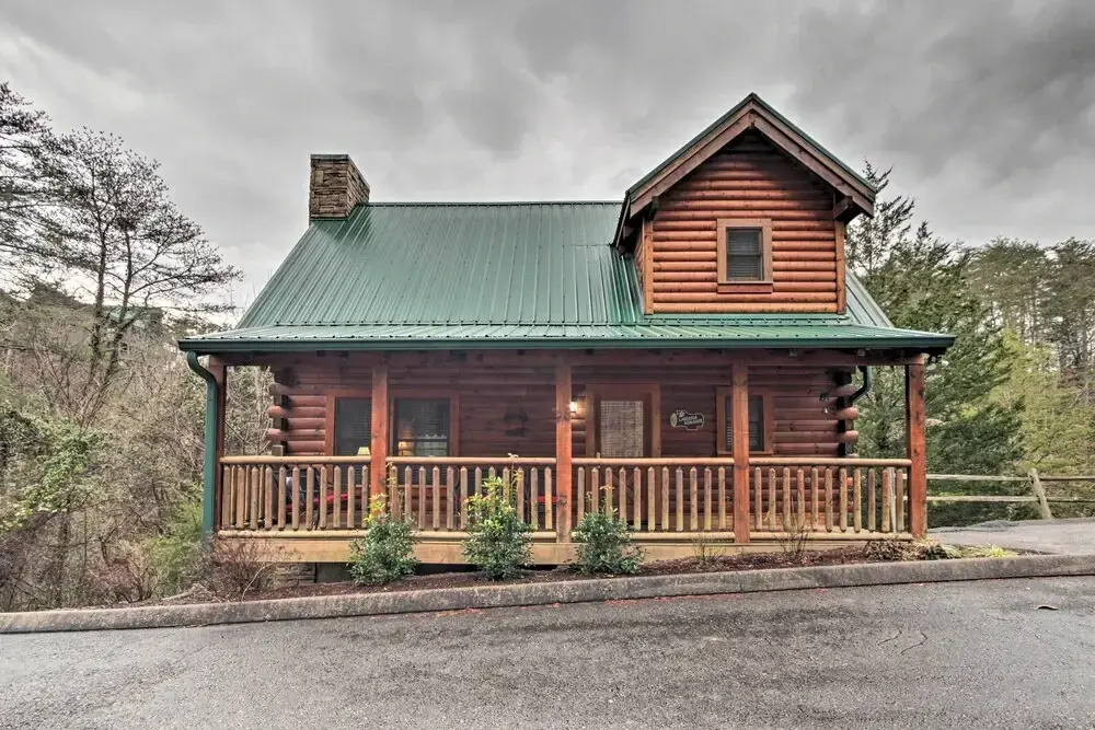 Cabin w/ Hot Tub ~ 2 Mi to Island in Pigeon Forge!