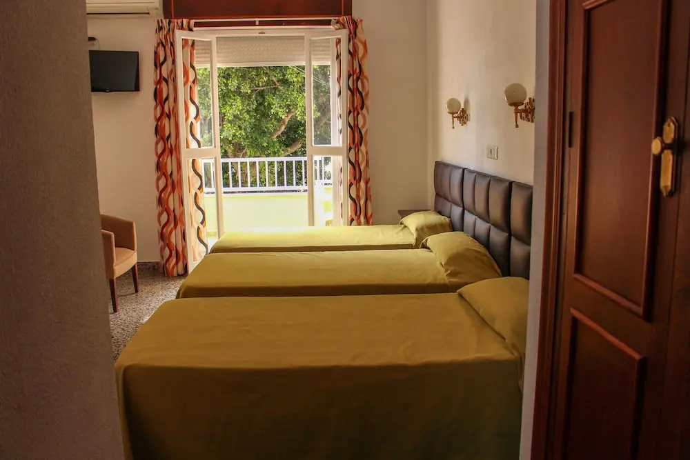 Standard Triple room with sea view