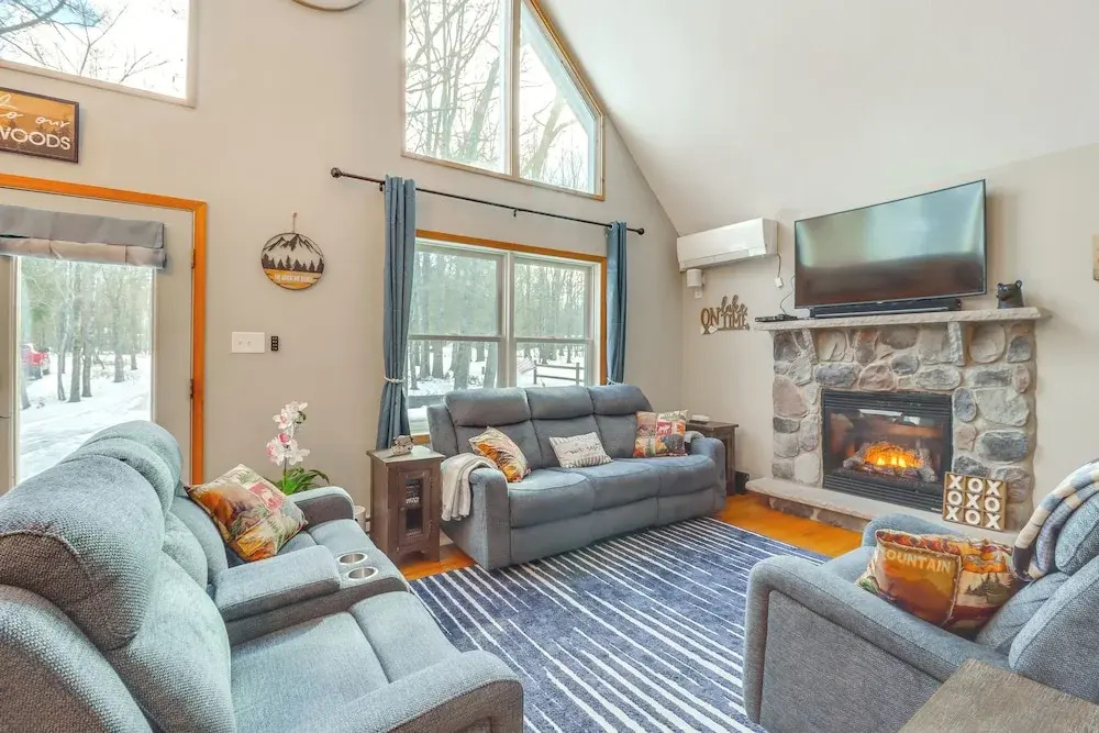 7 Mi to Big Boulder Mtn: Poconos Chalet w/ Hot Tub