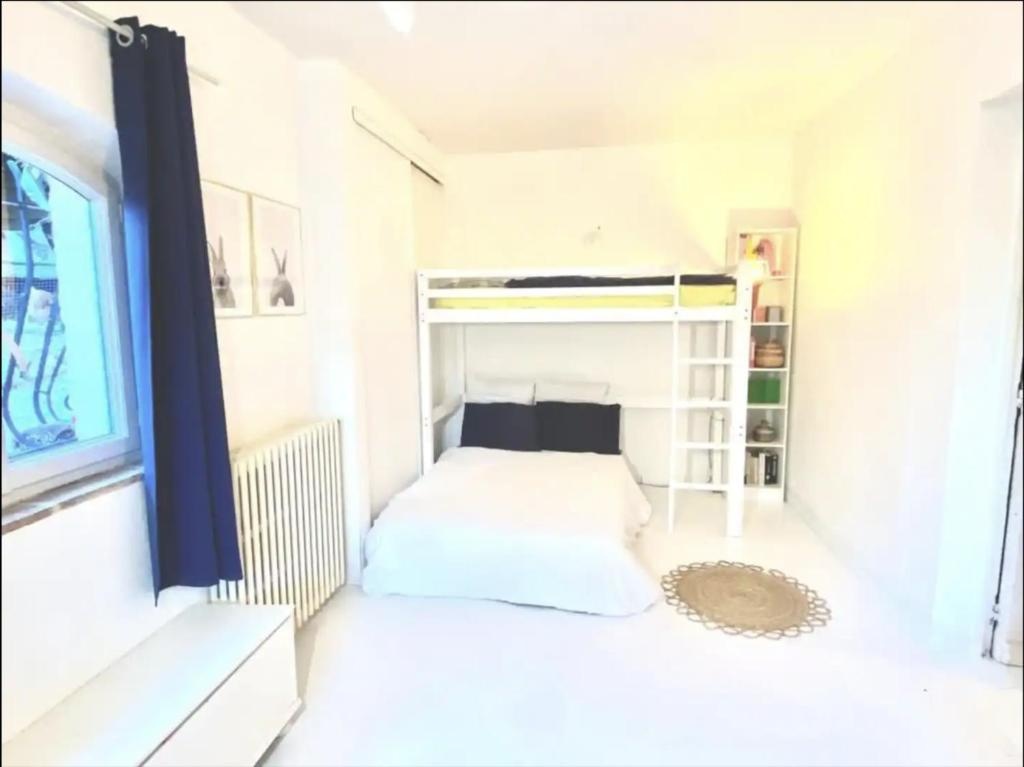 Bas de villa privée avec piscine proche de la mer