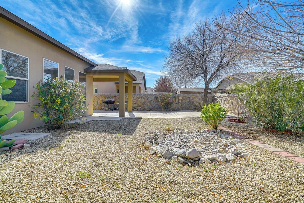Pet-friendly Getaway w/ Mtn Views in Las Cruces!