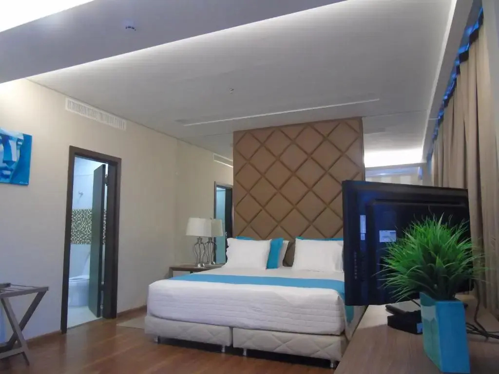 Executive Double Suite with pool view full double bed