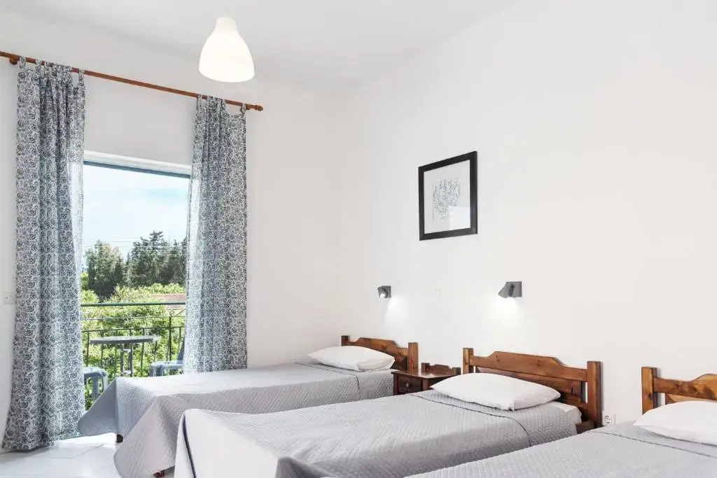 Standard Triple room with garden view