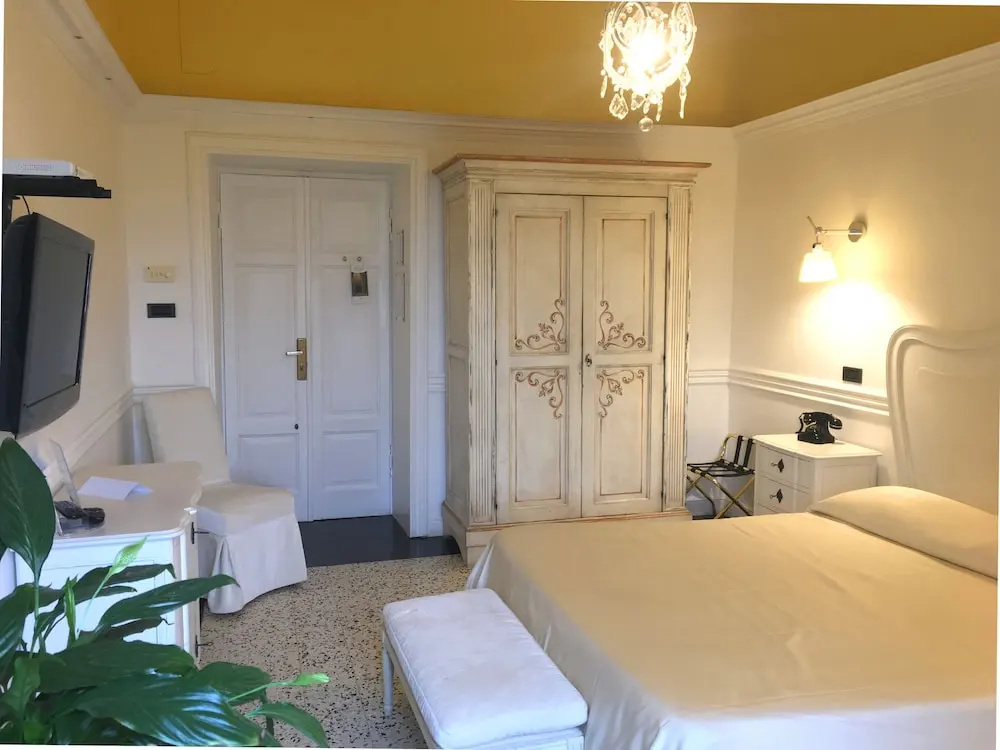 Standard Triple room with park view