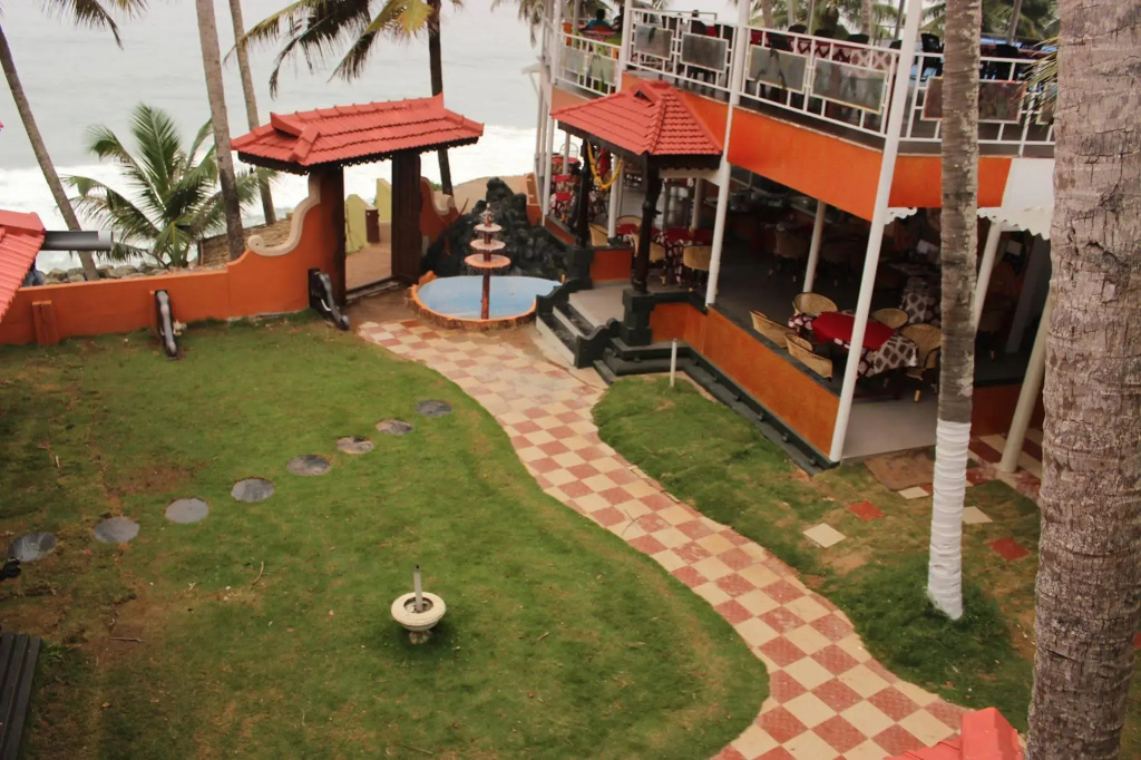 Black Beach Resort