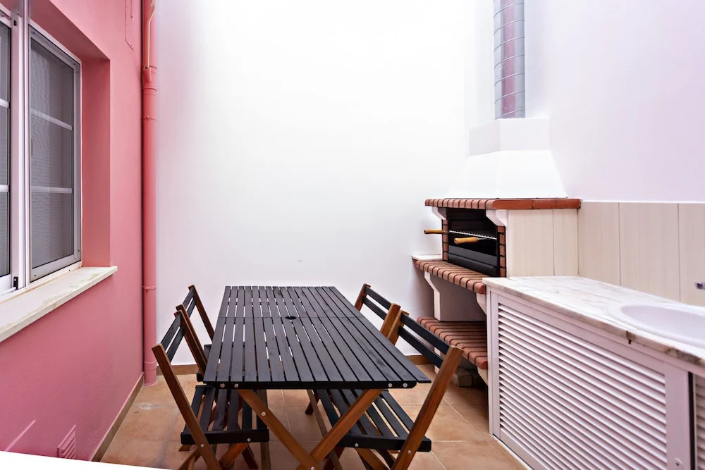 Pink House in Faro With 3 Bedrooms and 3 Bathrooms