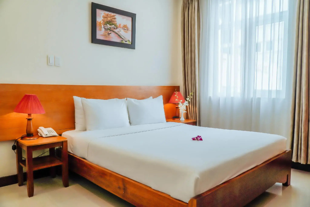 Standard Double room with city view (full double bed)