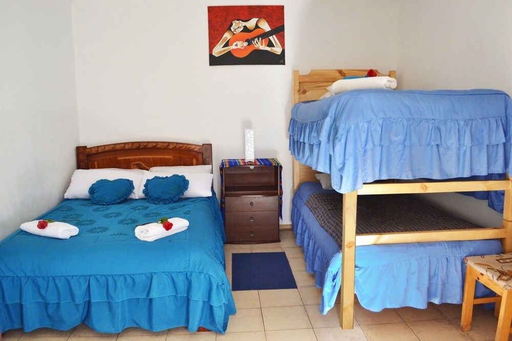 Colonial House Inn - Hostel — 3