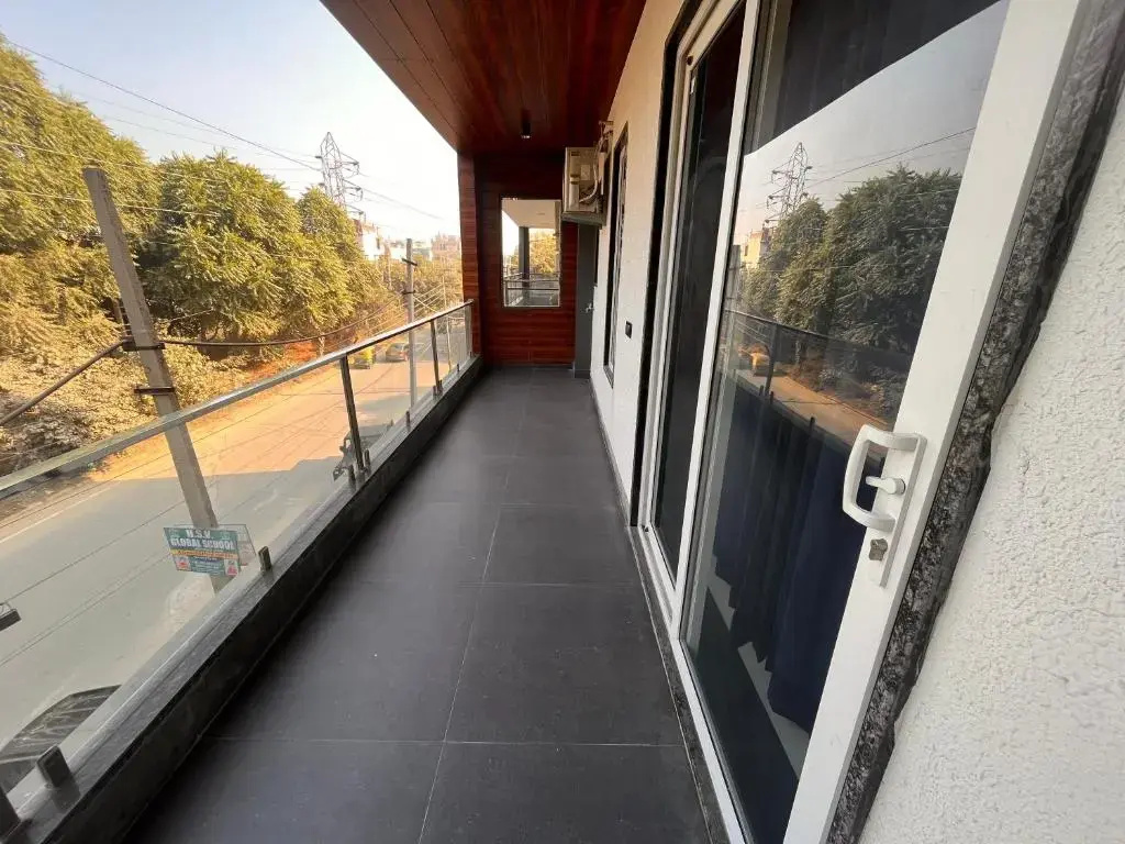 Deluxe Double room with balcony (full double bed)