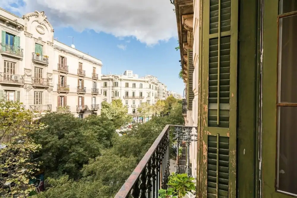 Lovely 6 BR Flat in L Eixample