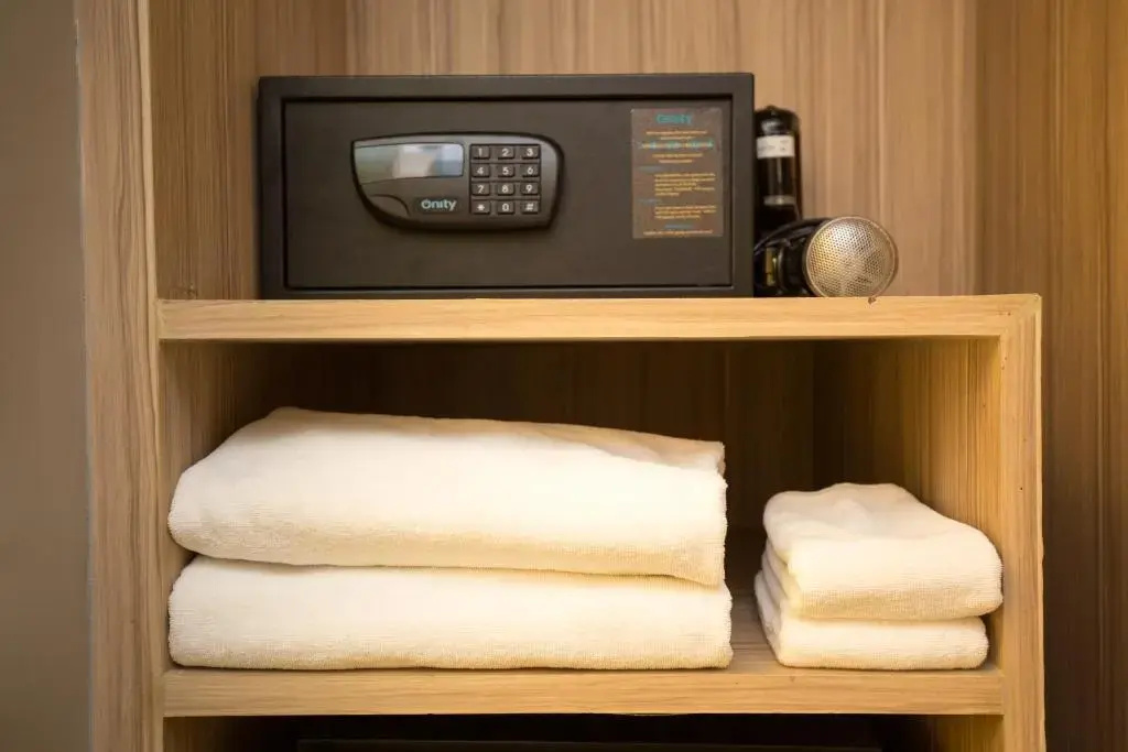 Deluxe Double room (full double bed)