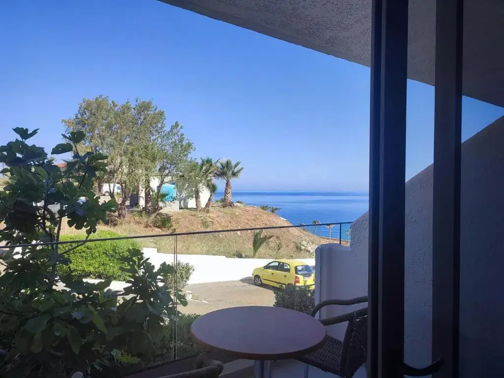 Standard Double room with partial sea view (twin beds)