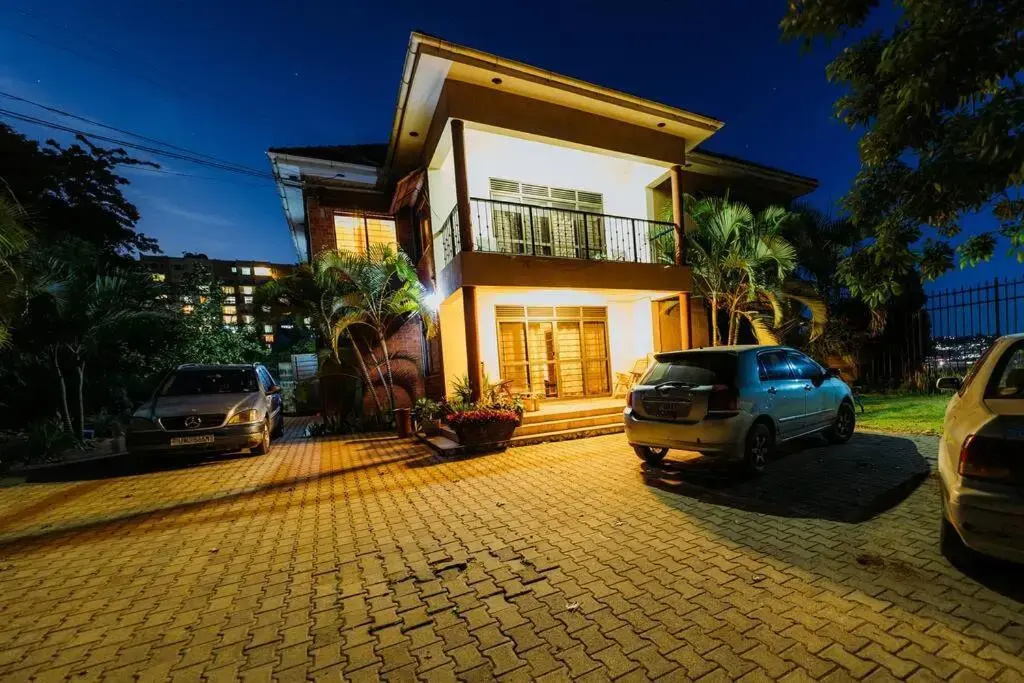 JULZ Place 3 bedroom Apartment with a lake view