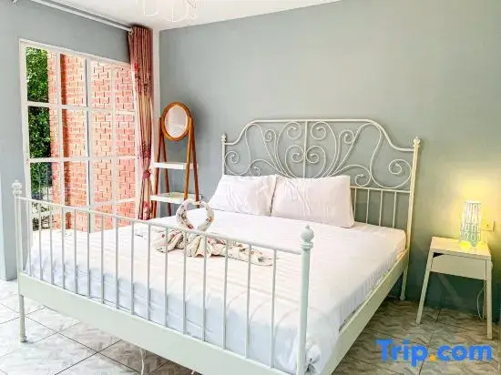Deluxe Double room (full double bed)