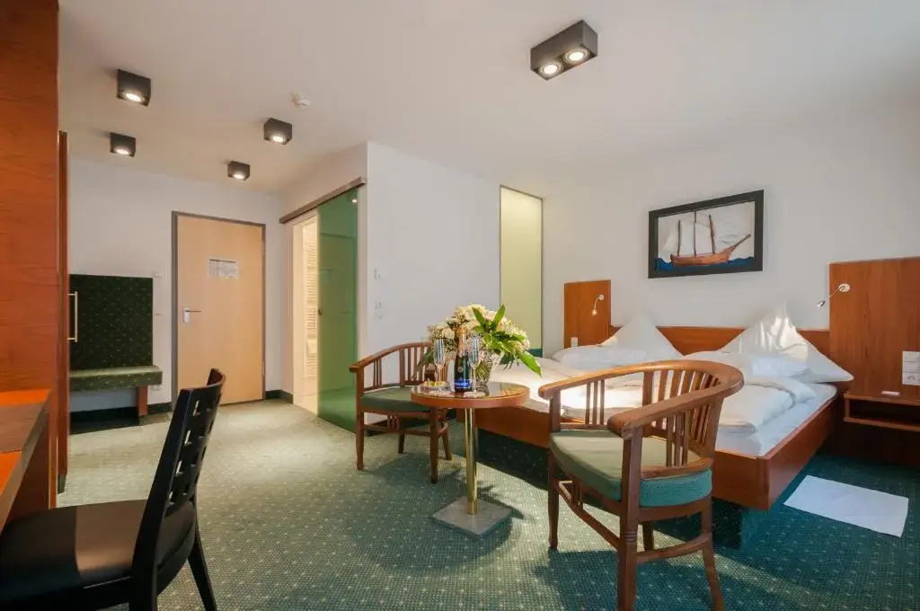 Deluxe Double room with balcony (full double bed)