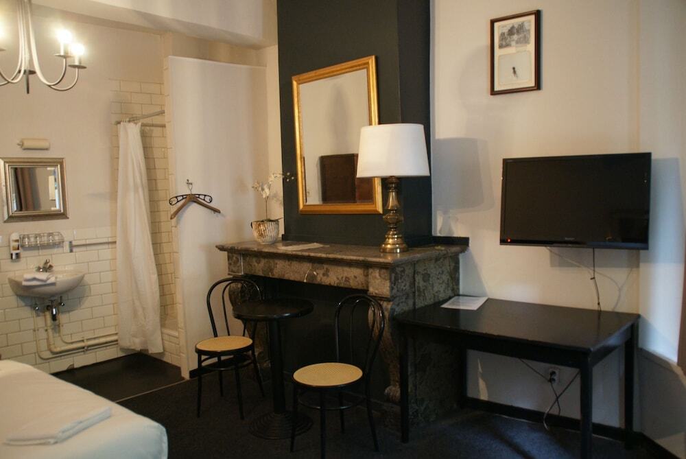 Hotel 1875 by null