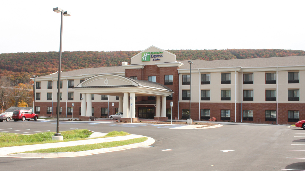 Holiday Inn Express & Suites Cumberland - La Vale by IHG
