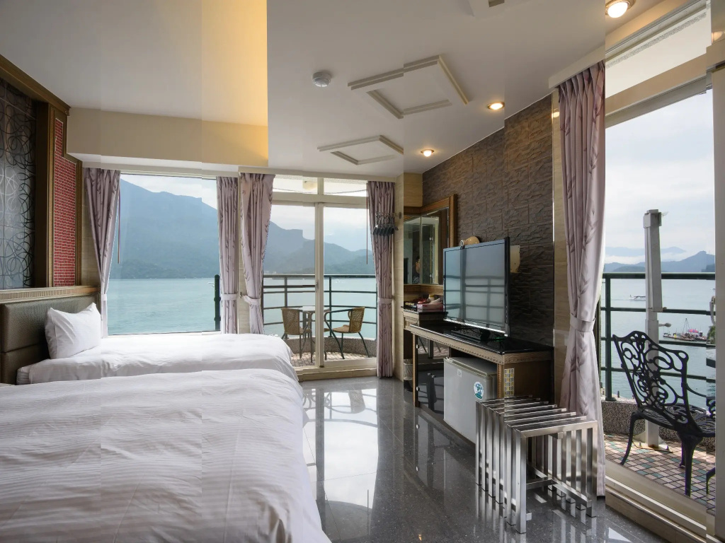 Standard Triple room with lake view
