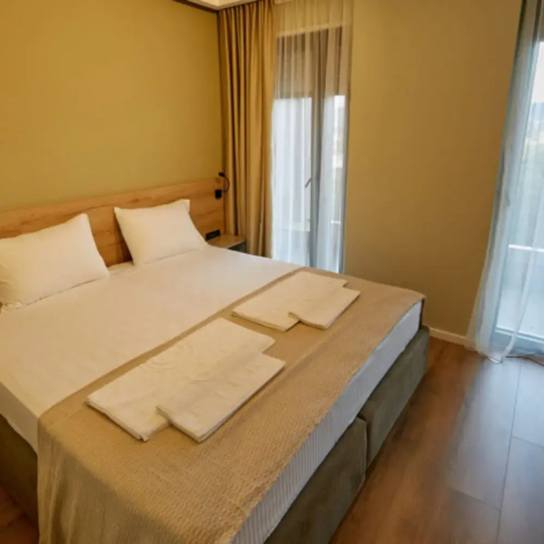 Standard Triple room with partial sea view