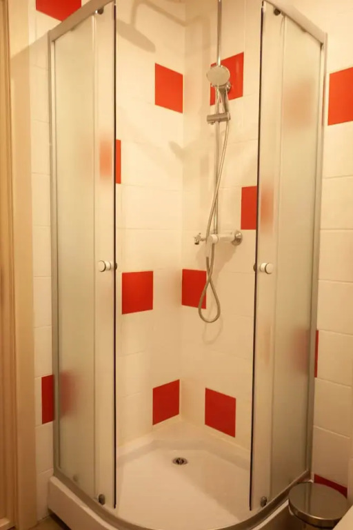 Кровать в общем номере в Жираф