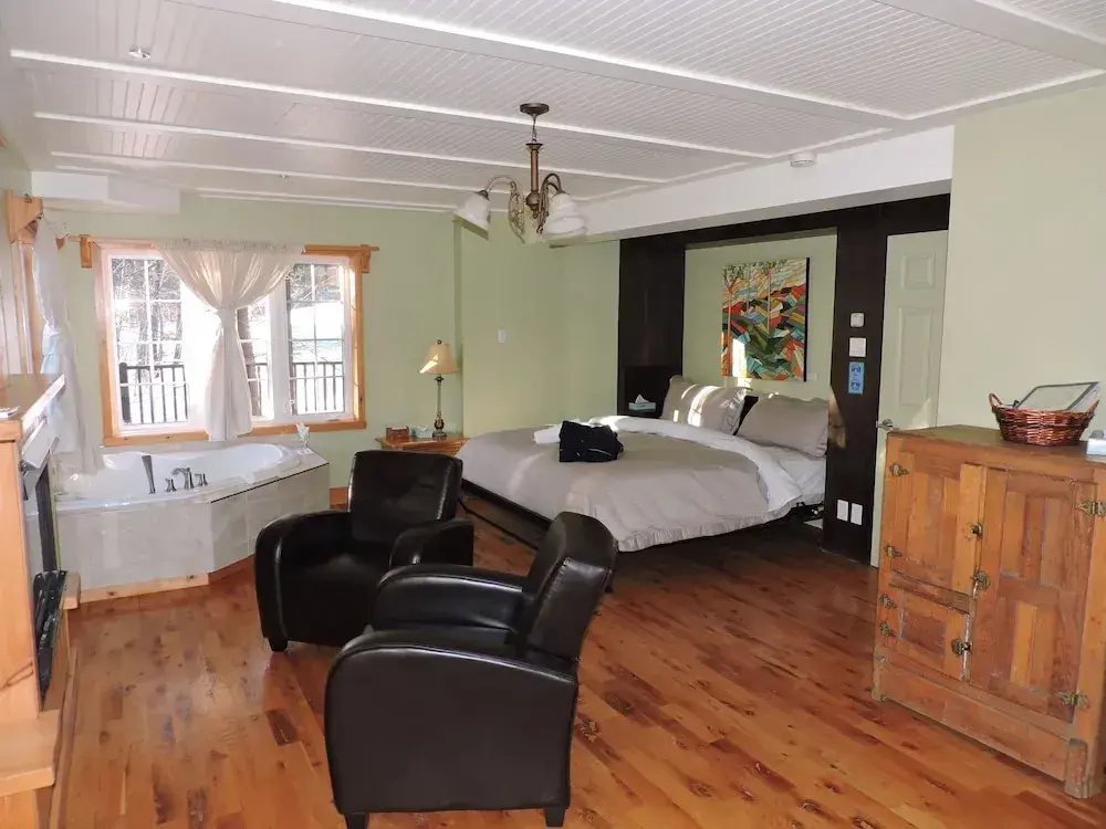 Double Suite with river view (full double bed)