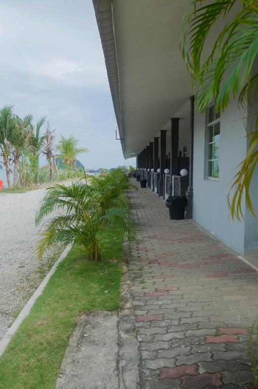 Penarak Bamboo Beach Motel
