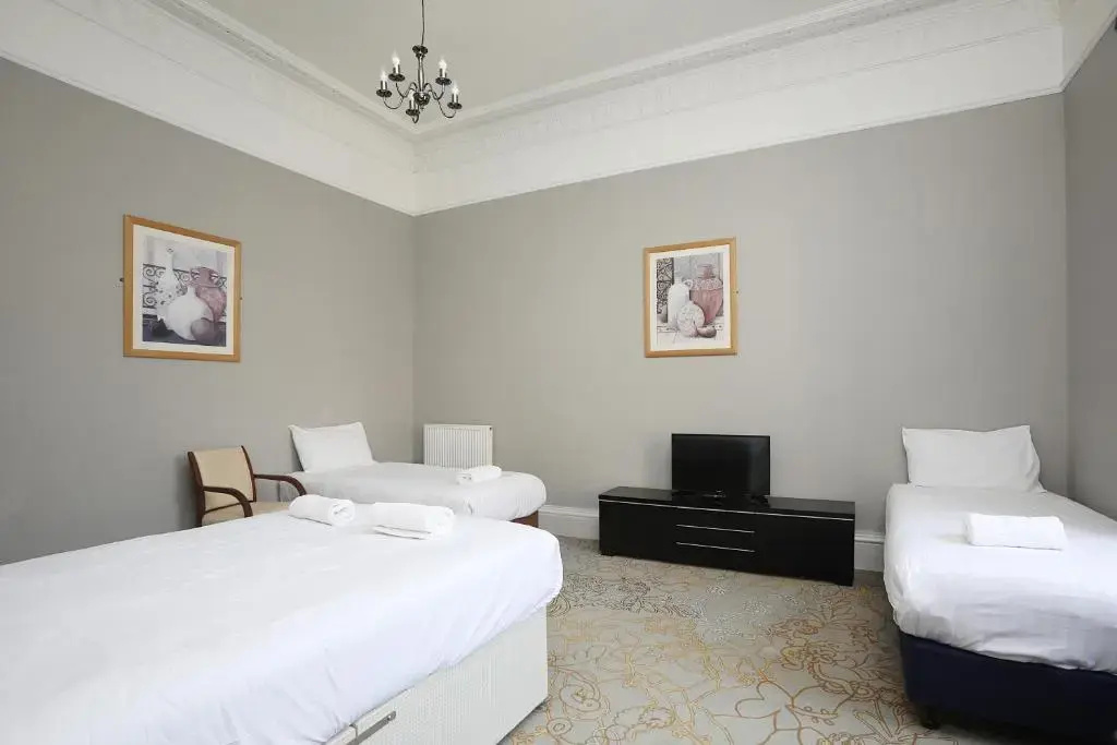 4 Bedrooms House