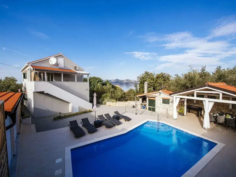 Beautiful holiday Home in Mali Iž with Private Pool