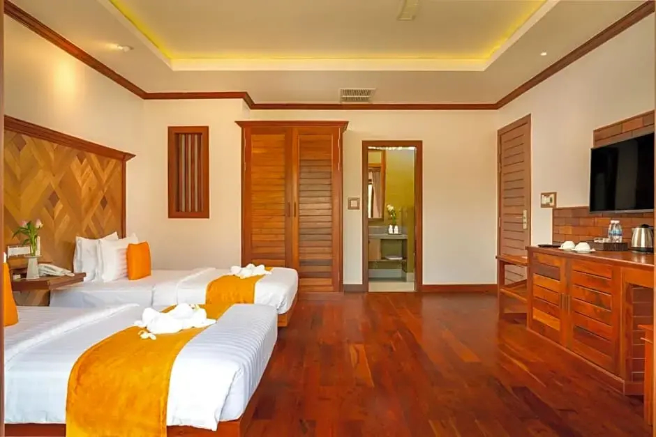 豪華雙人房，設有陽台及泳池景觀，配有雙人床。